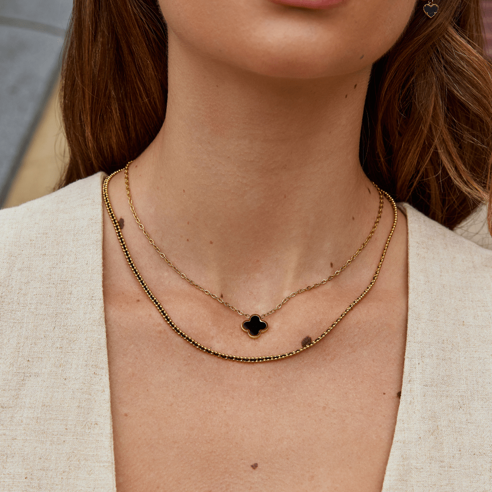 Collar de trébol negro puesto en una modelo