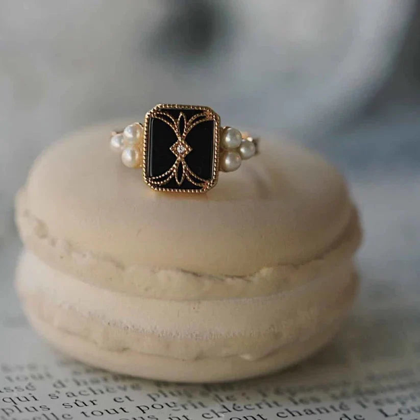 Anillo dorado de perla negra vintage