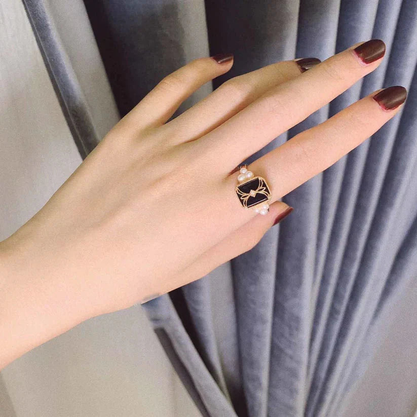 Anillo dorado de perla negra vintage