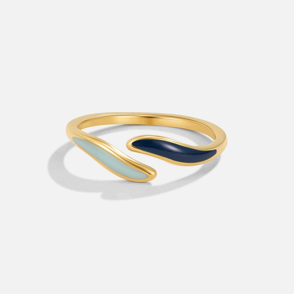 Anillo envolvente de olas del océano azul