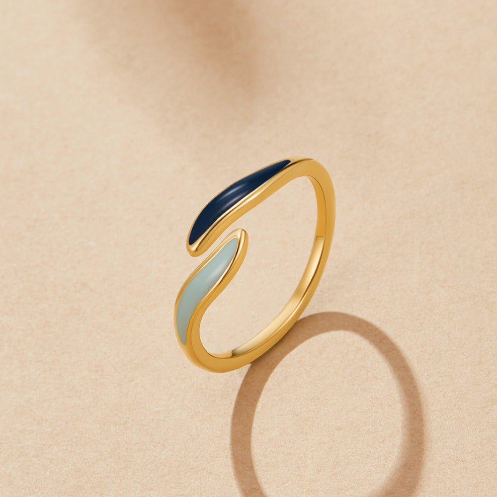 Anillo envolvente de olas del océano azul