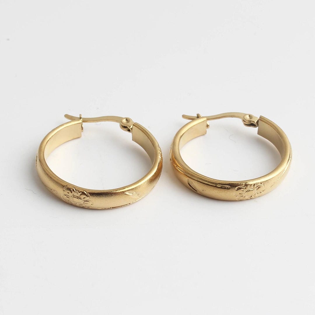 Aros Elegantes con Grabado Floral