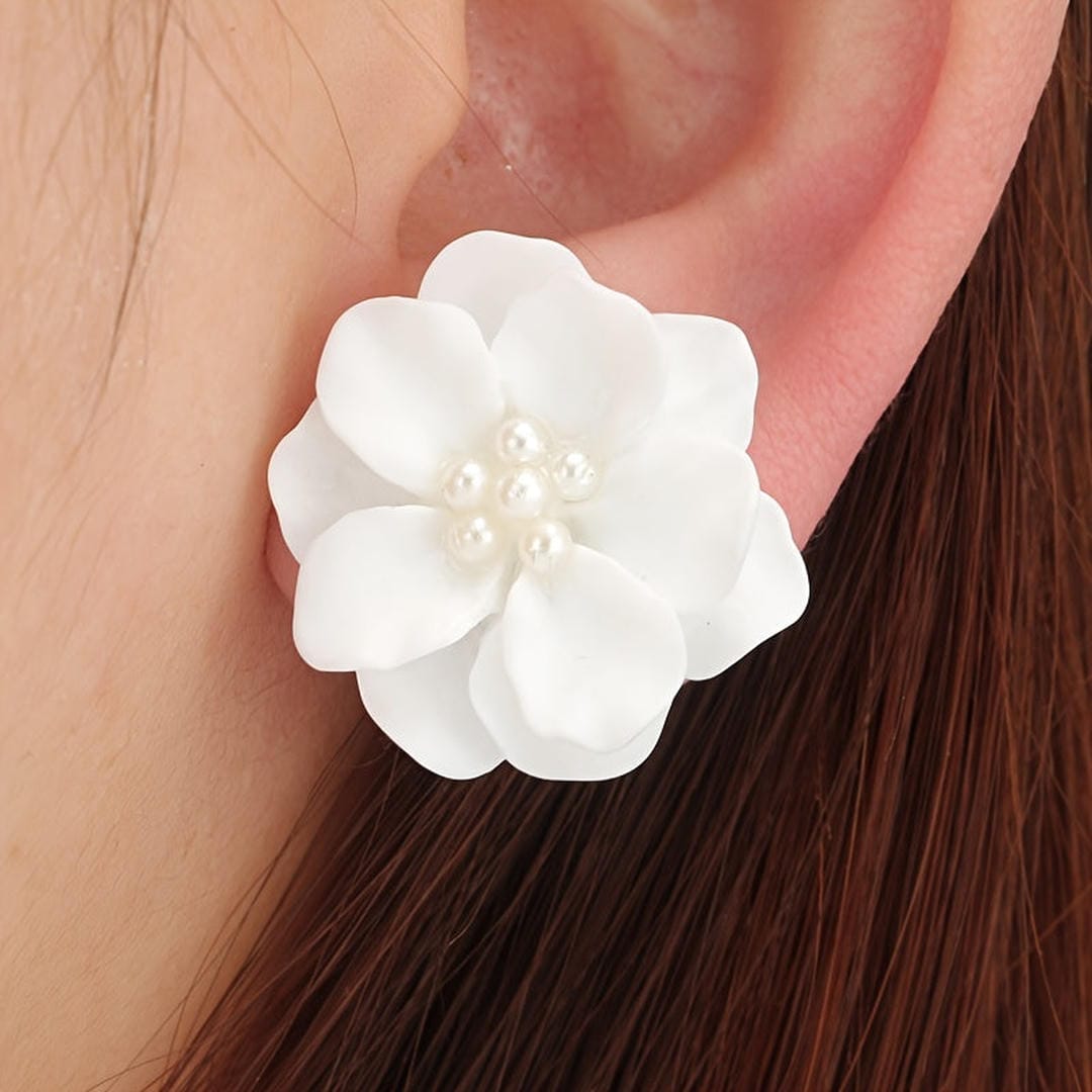 Pendientes de botón con perlas y flores blancas