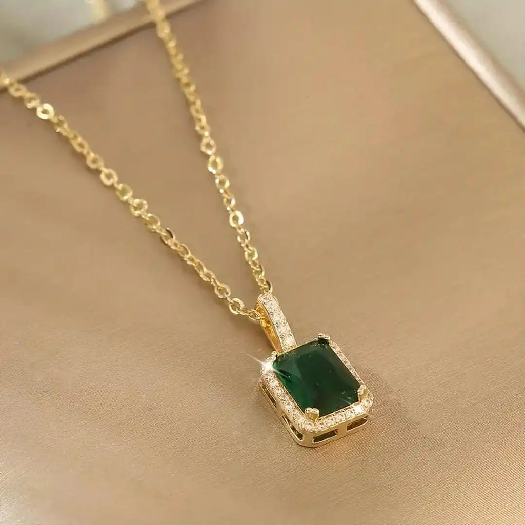 Collar de oro con cristal de esmeralda