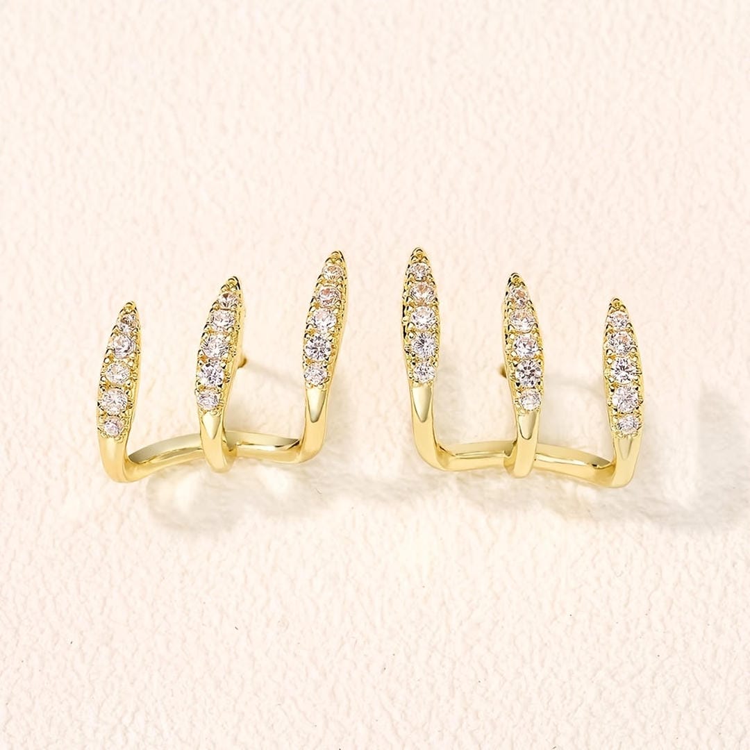 Elegantes aretes de rinocerontes de tres garras