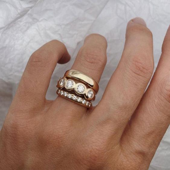 Anillo de oro forjado con circonita