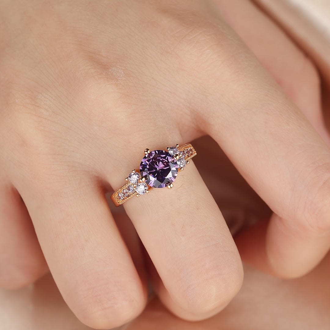 Anillo de acento solitario redondo real