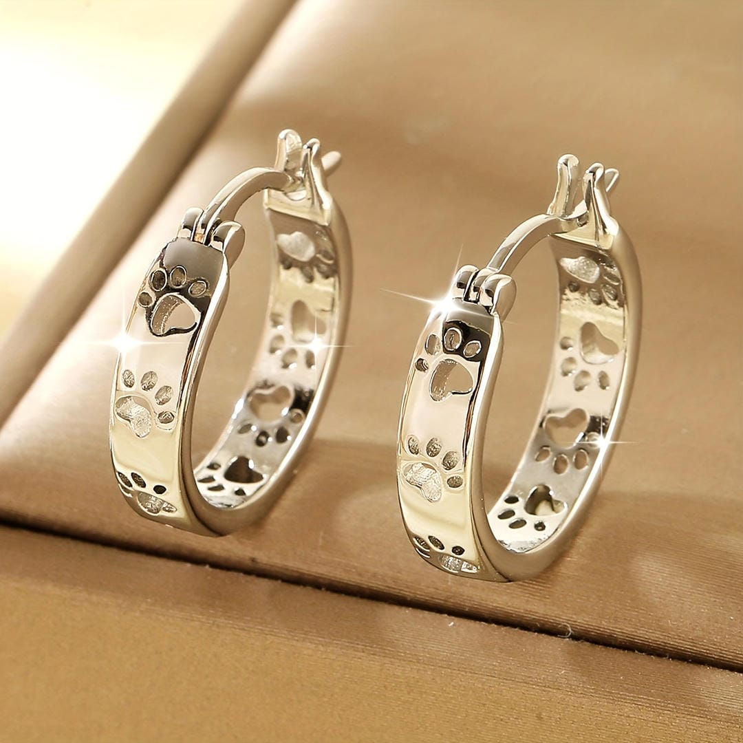 Aretes de aro con dije de pata de perro