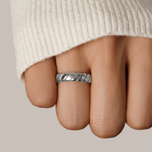 Anillo de plata con diseño retorcido Infinity Calira