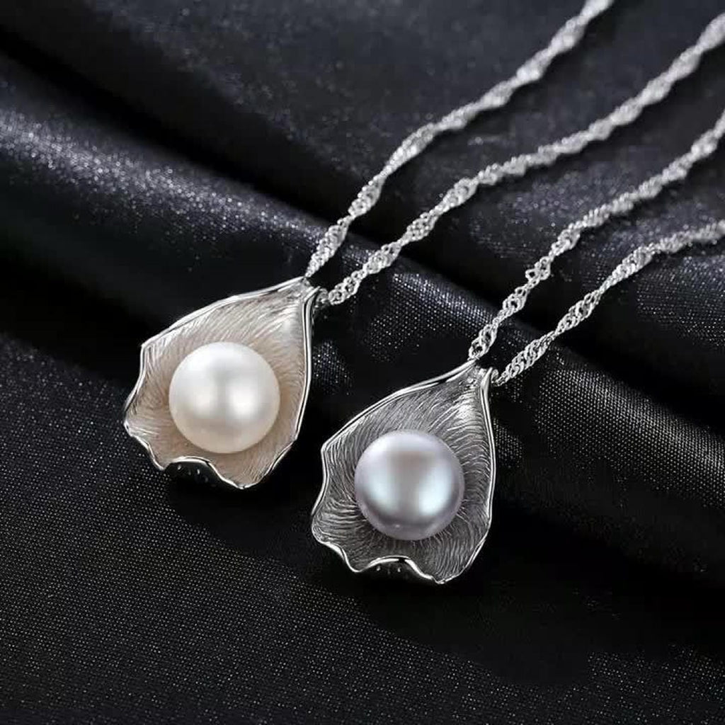 Collar con colgante de perla y concha marina