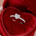 Anillo de promesa de cristal con halo de corazón