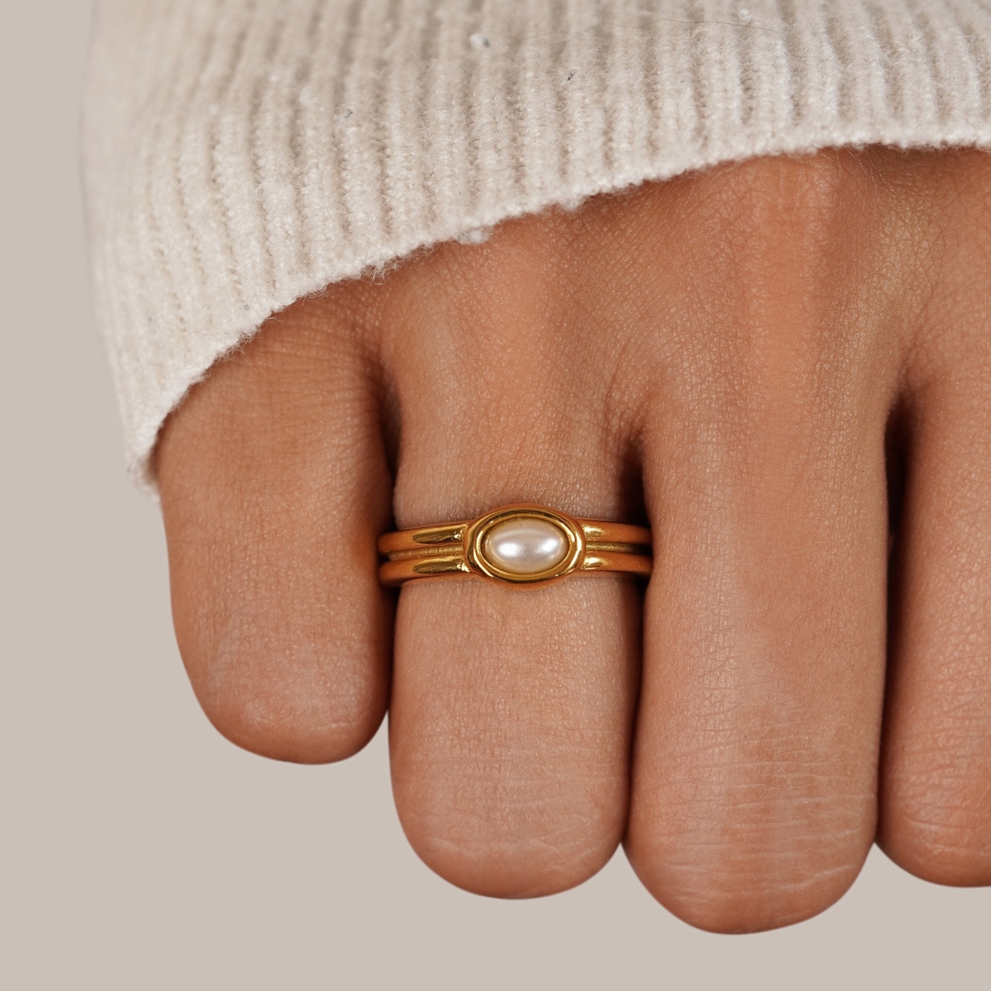 Anillo de Oro de 18K con Perlas Gruesas