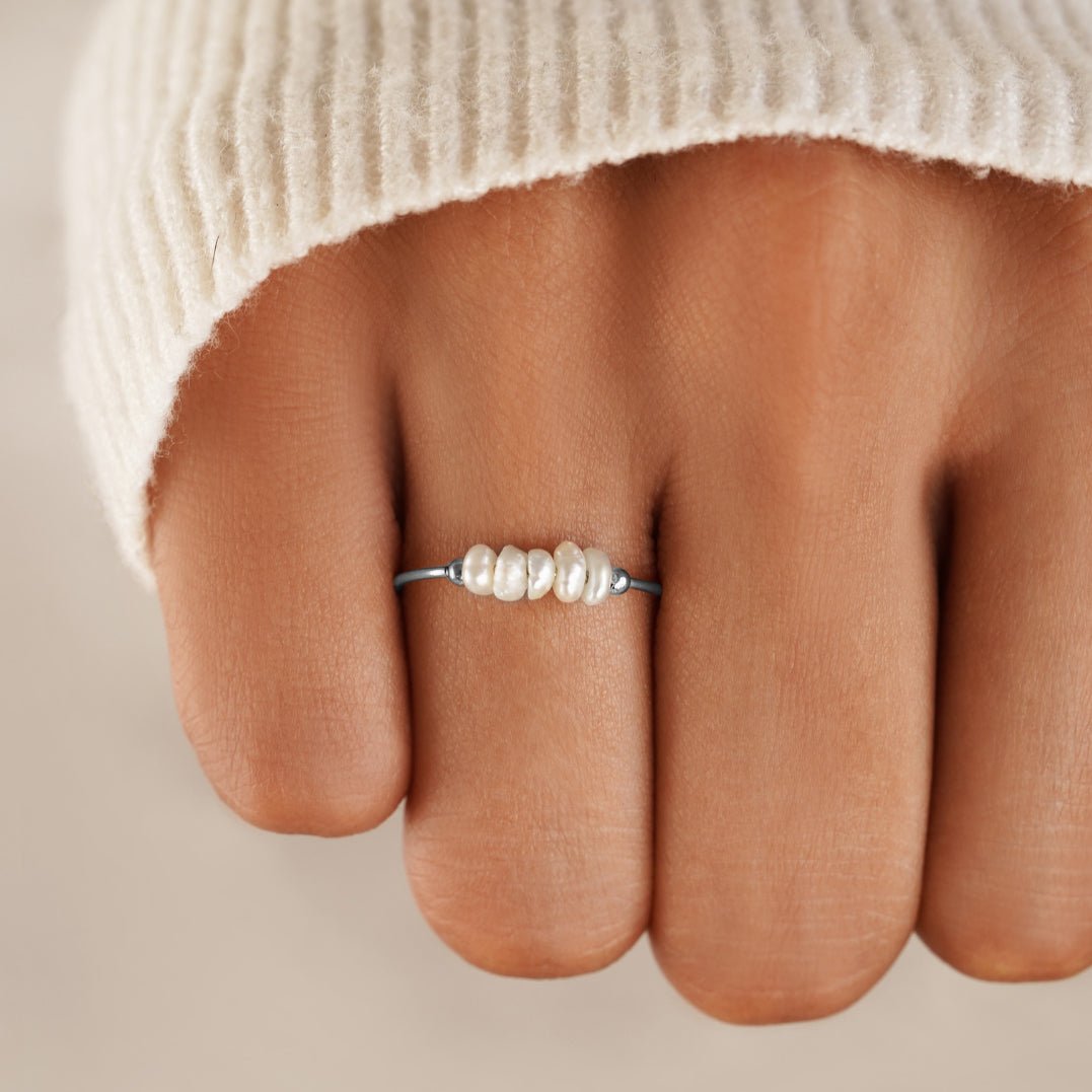 Anillo clásico de plata con perla de agua dulce