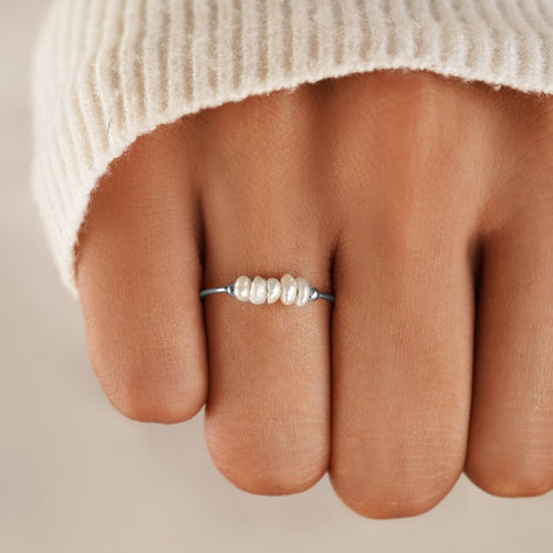 Anillo clásico de plata con perla de agua dulce