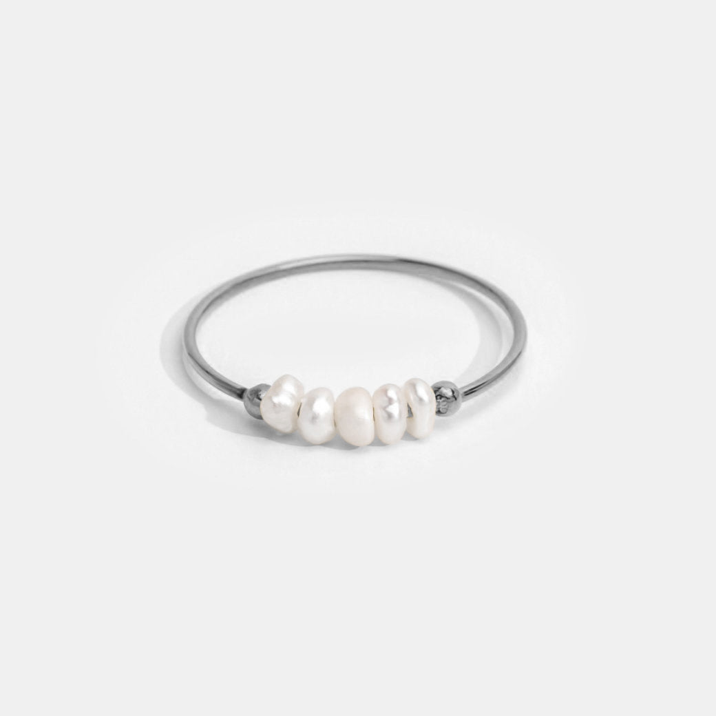 Anillo clásico de plata con perla de agua dulce