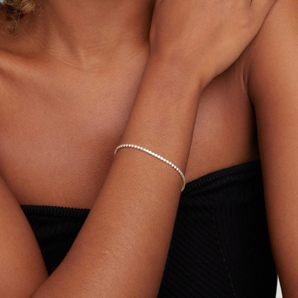 Pulsera de tenis de oro atemporal
