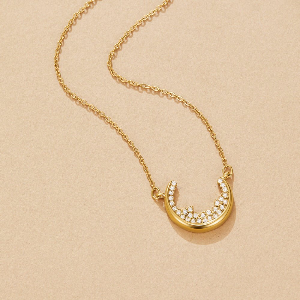 Collar con colgante de luna creciente