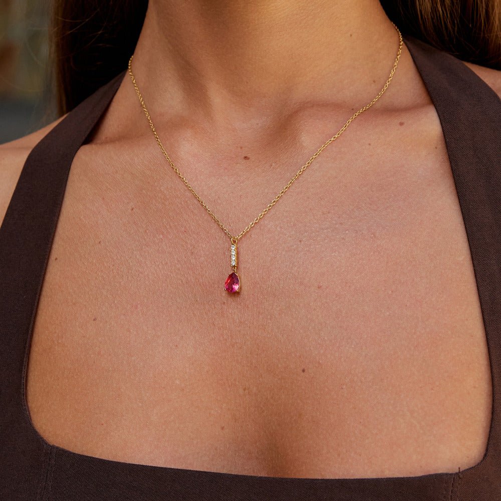 Collar con colgante de lágrima de cristal rubí