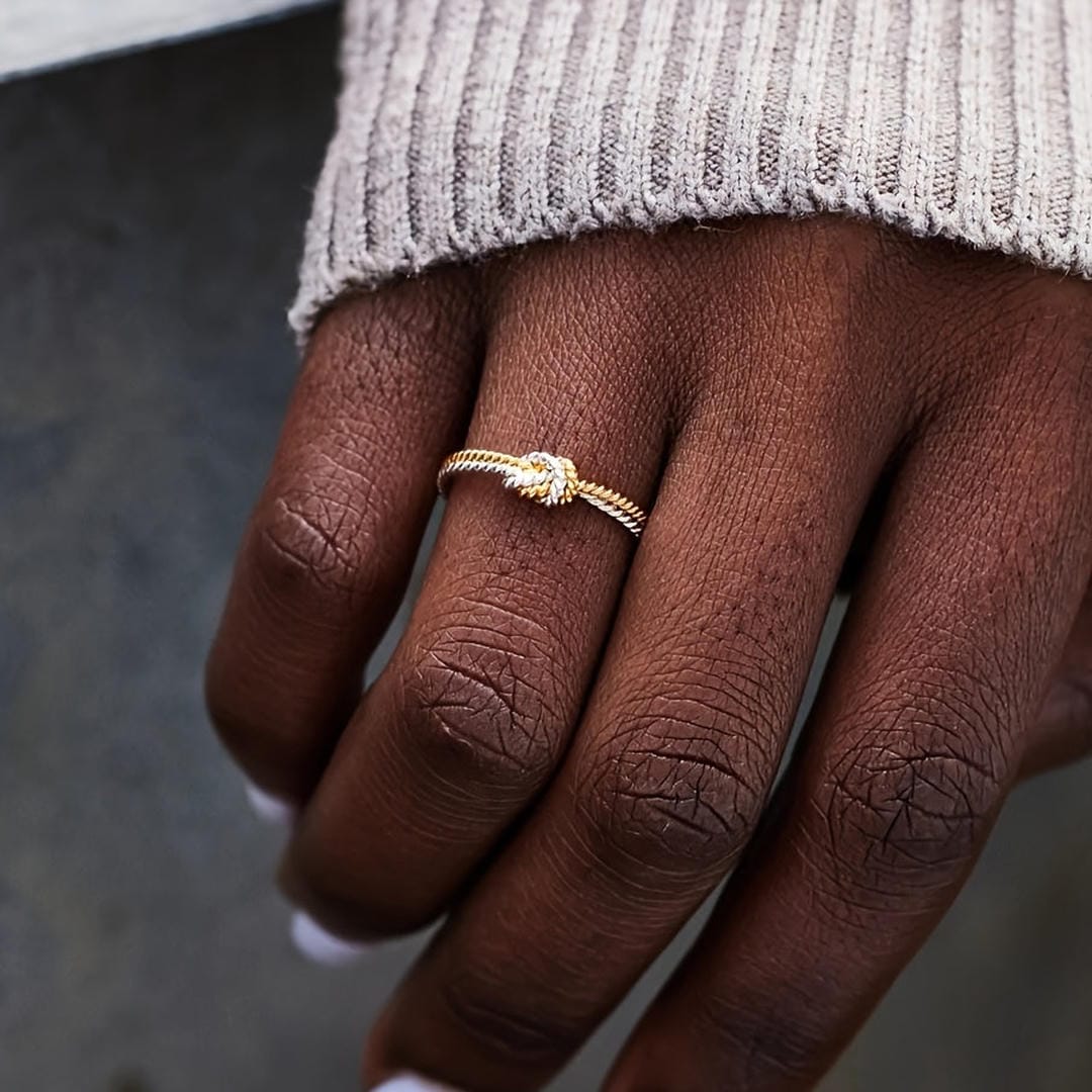 Anillo de nudo de amor de dos tonos