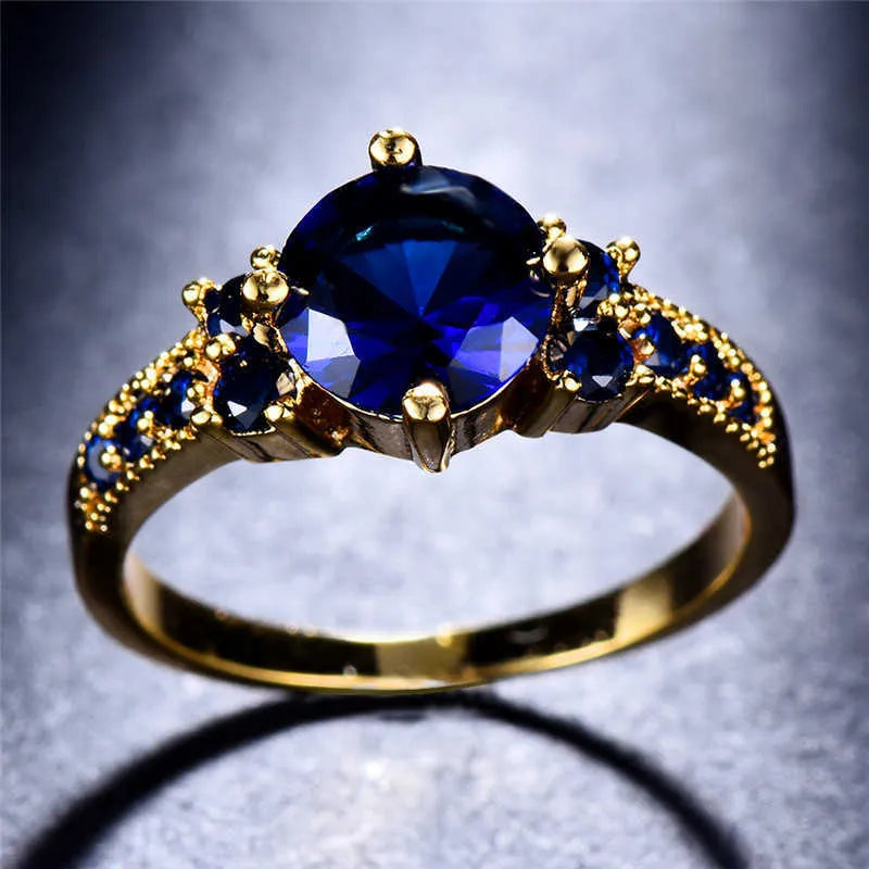 Anillo de acento solitario redondo real