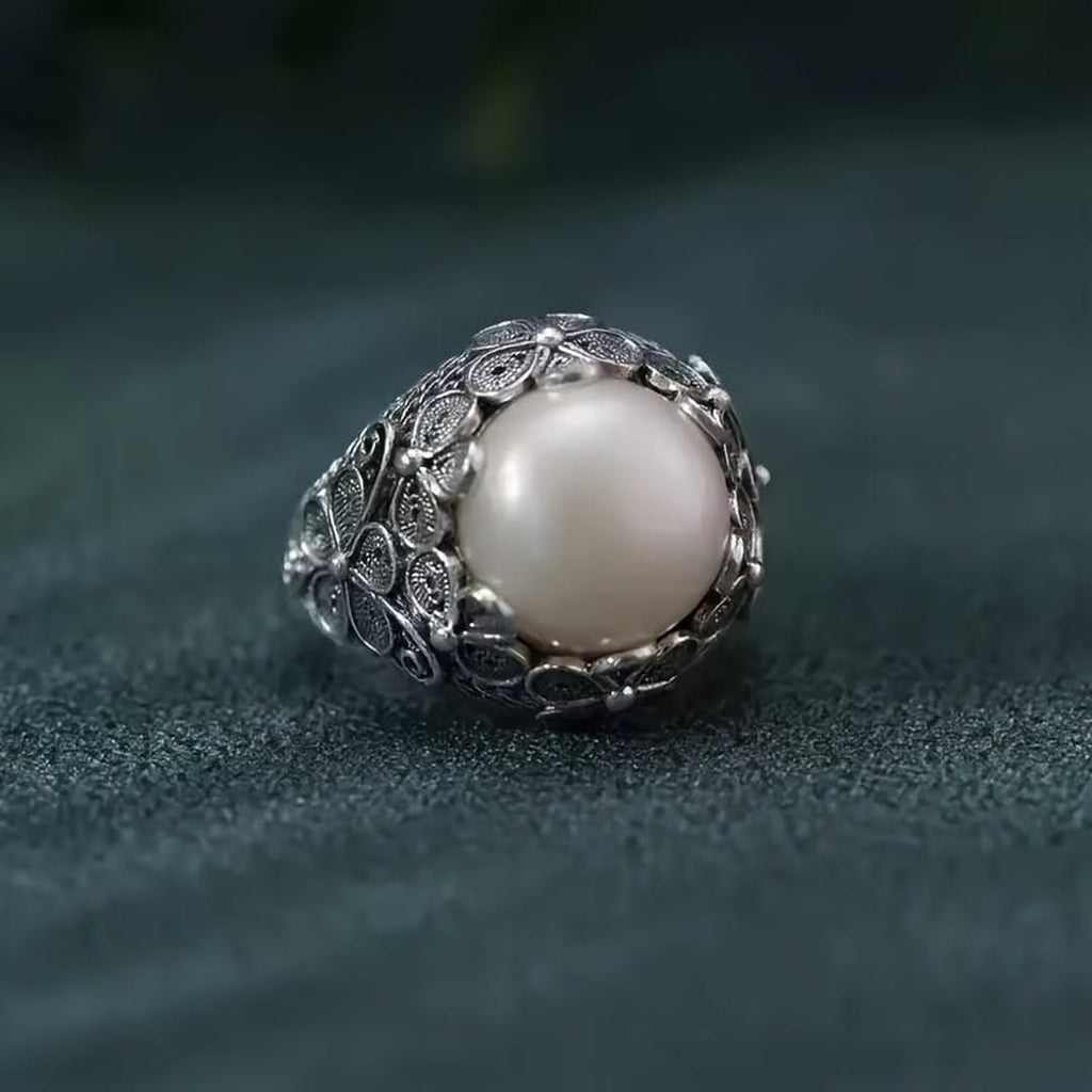 Anillo de cúpula de piedra lunar con filigrana floral