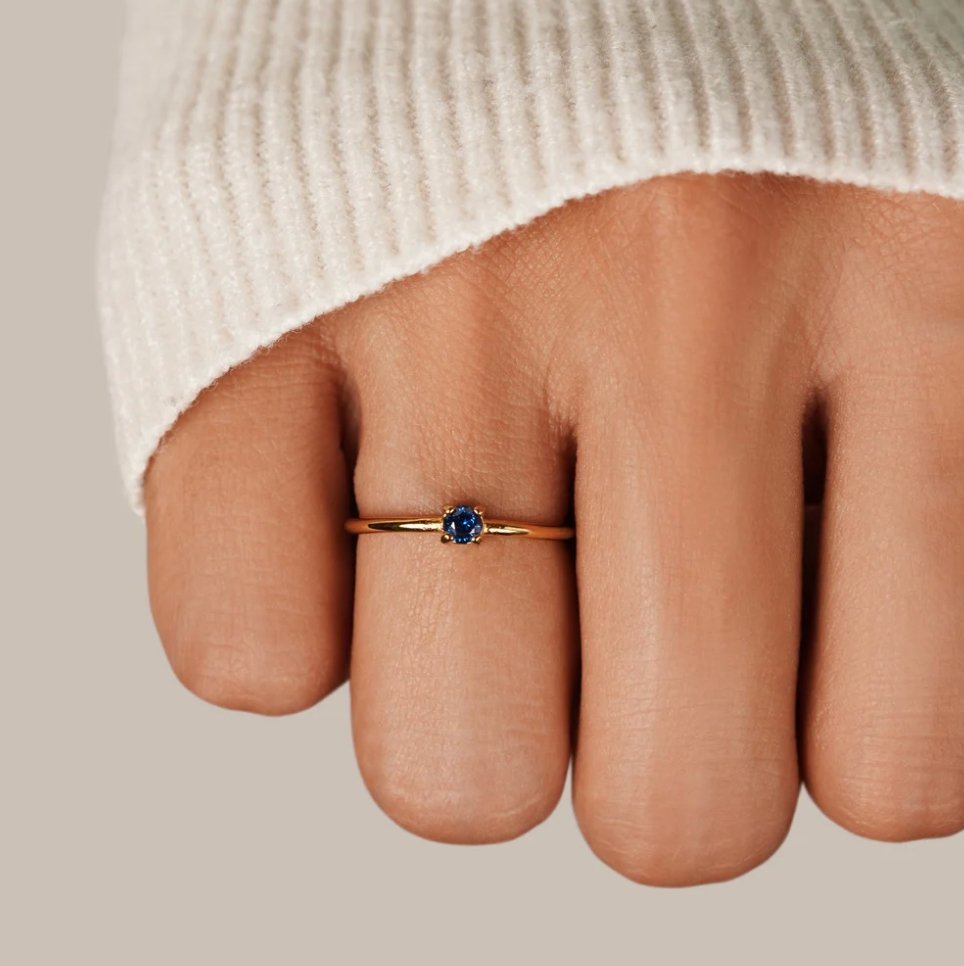 Anillo de oro de 18K con piedra natal de diciembre