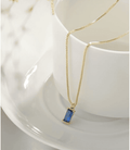 Collar con colgante de zafiro minimalista