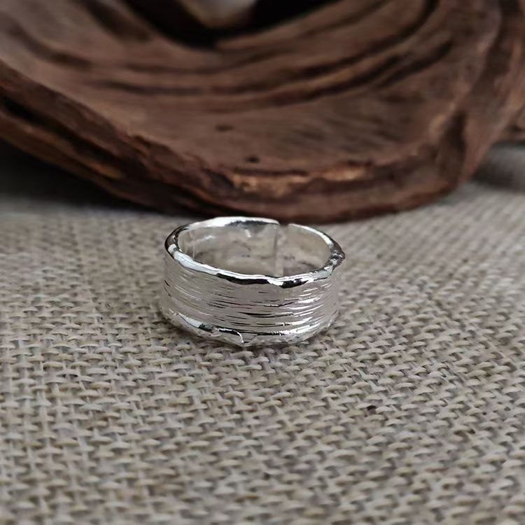 Anillo de oro y plata estilo martillado