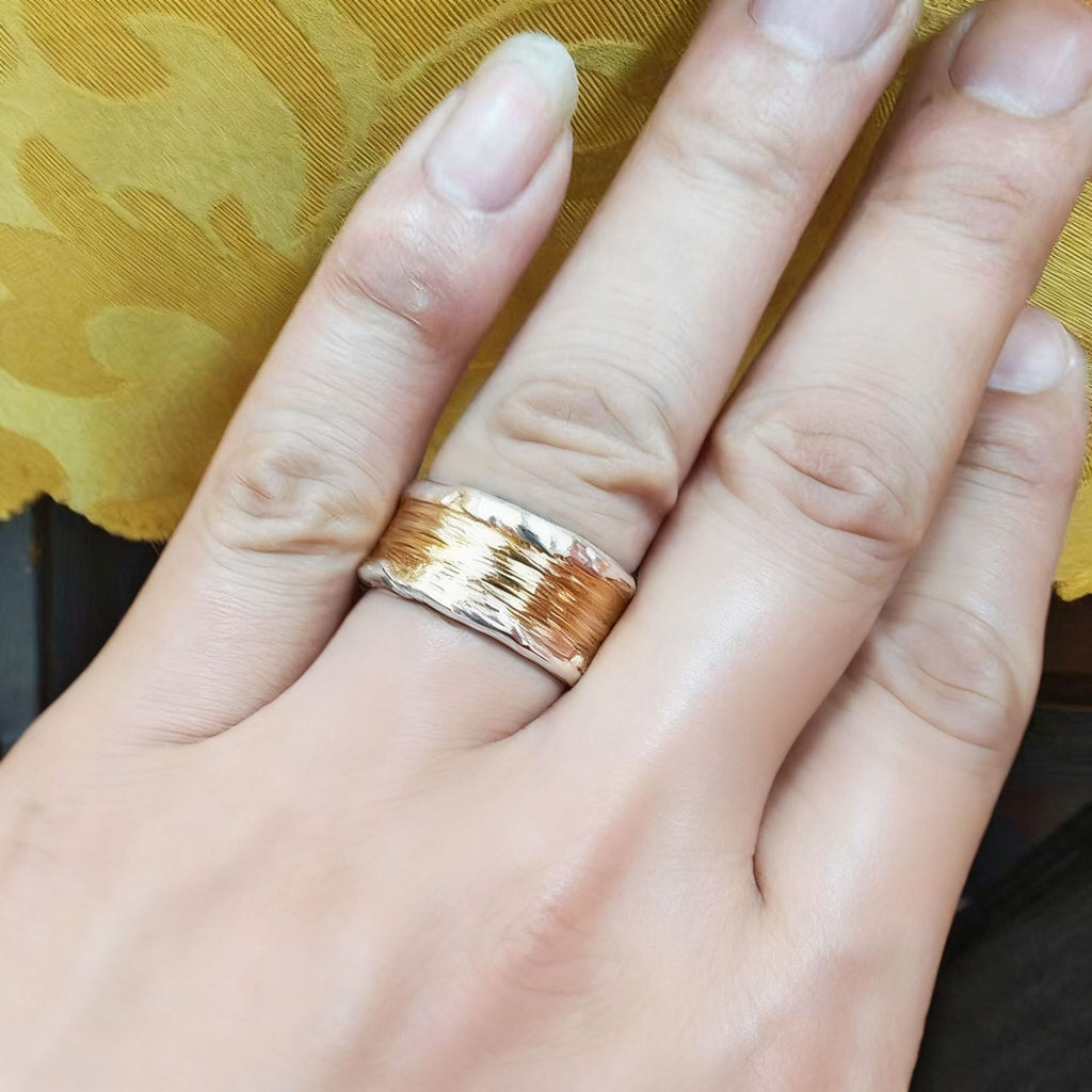 Anillo de oro y plata estilo martillado