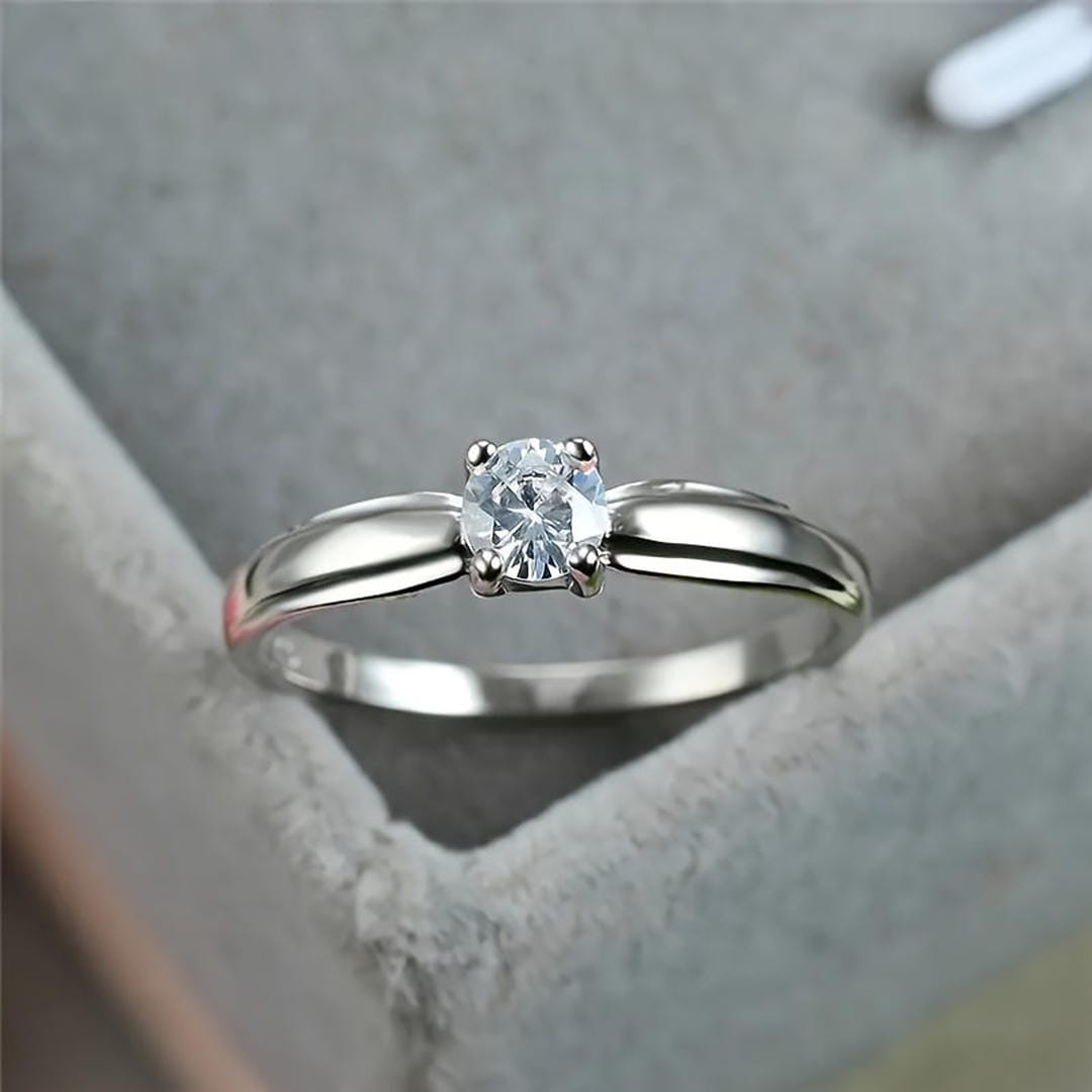 Anillo de compromiso de solitario redondo clásico
