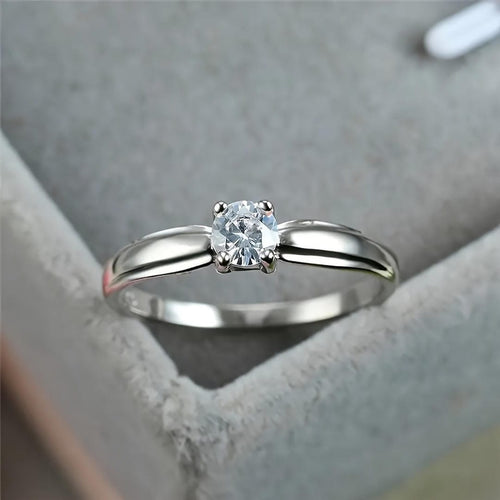 Anillo de compromiso de solitario redondo clásico