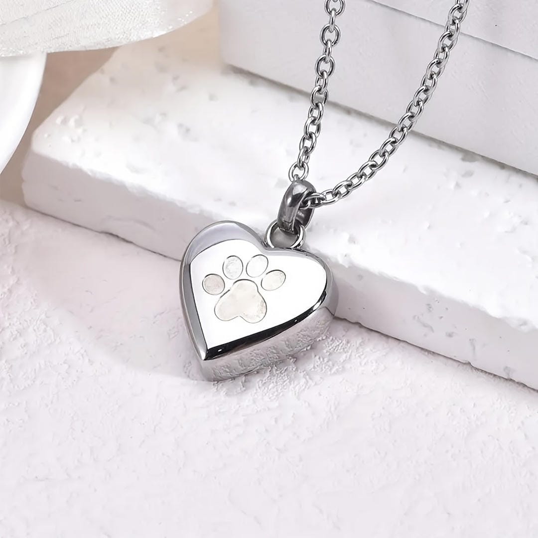 Collar con colgante de pata de amor