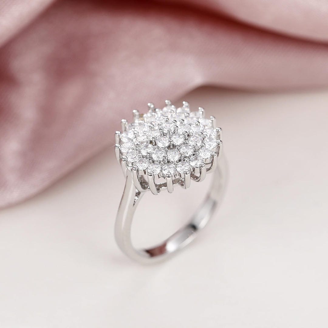 Anillo llamativo Halo de Racimo de Cristales Elegante