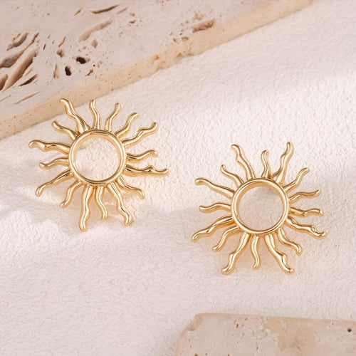 Clásicos pendientes con diseño de sol.