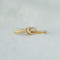 Anillo de nudo de amor de dos tonos