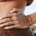 Anillo llamativo de esmeralda intenso