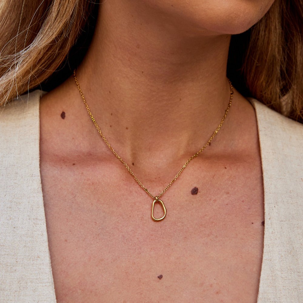 Collar con colgante Erin dorado