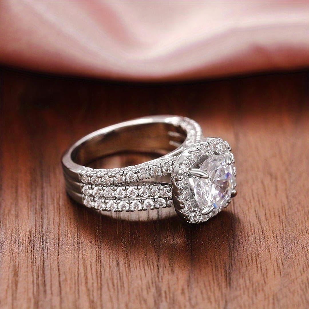 Anillo de declaración con pavé y halo en forma de cojín