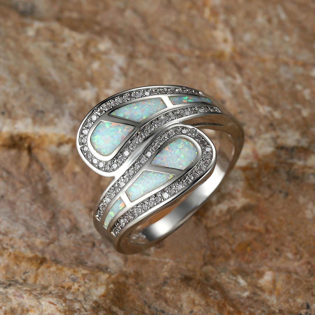 Anillo de circonita con incrustaciones de ópalo