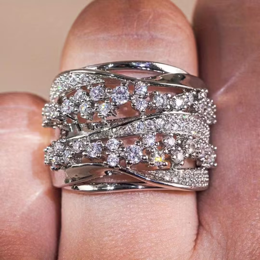 Anillo de Lujo con Capas de Cristal