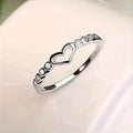 Anillo decorativo con cristales de corazones abiertos