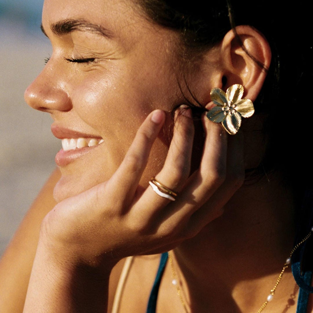 Pendientes atrevidos de hibisco dorado