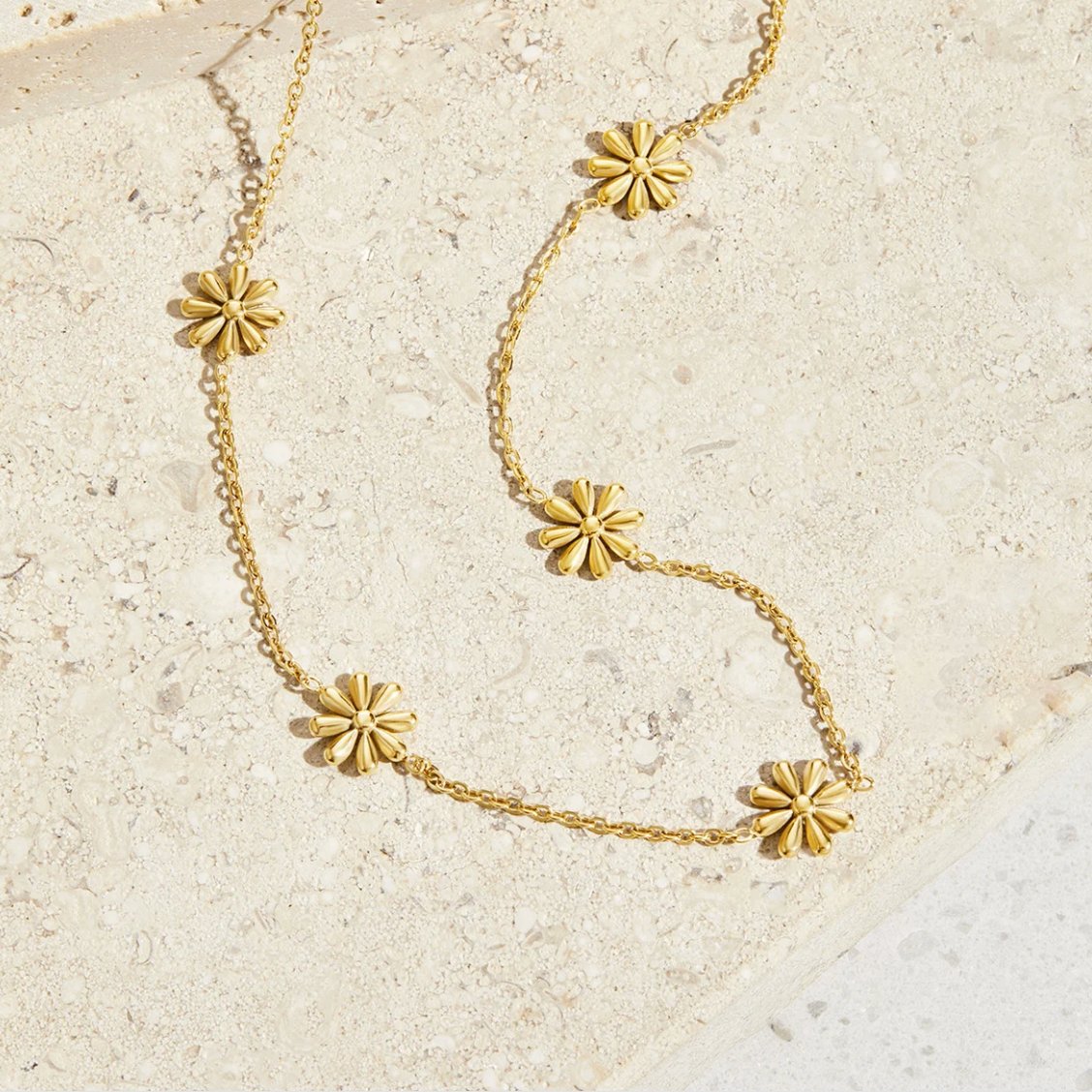 Collar Flor de Poder de Oro de 18K