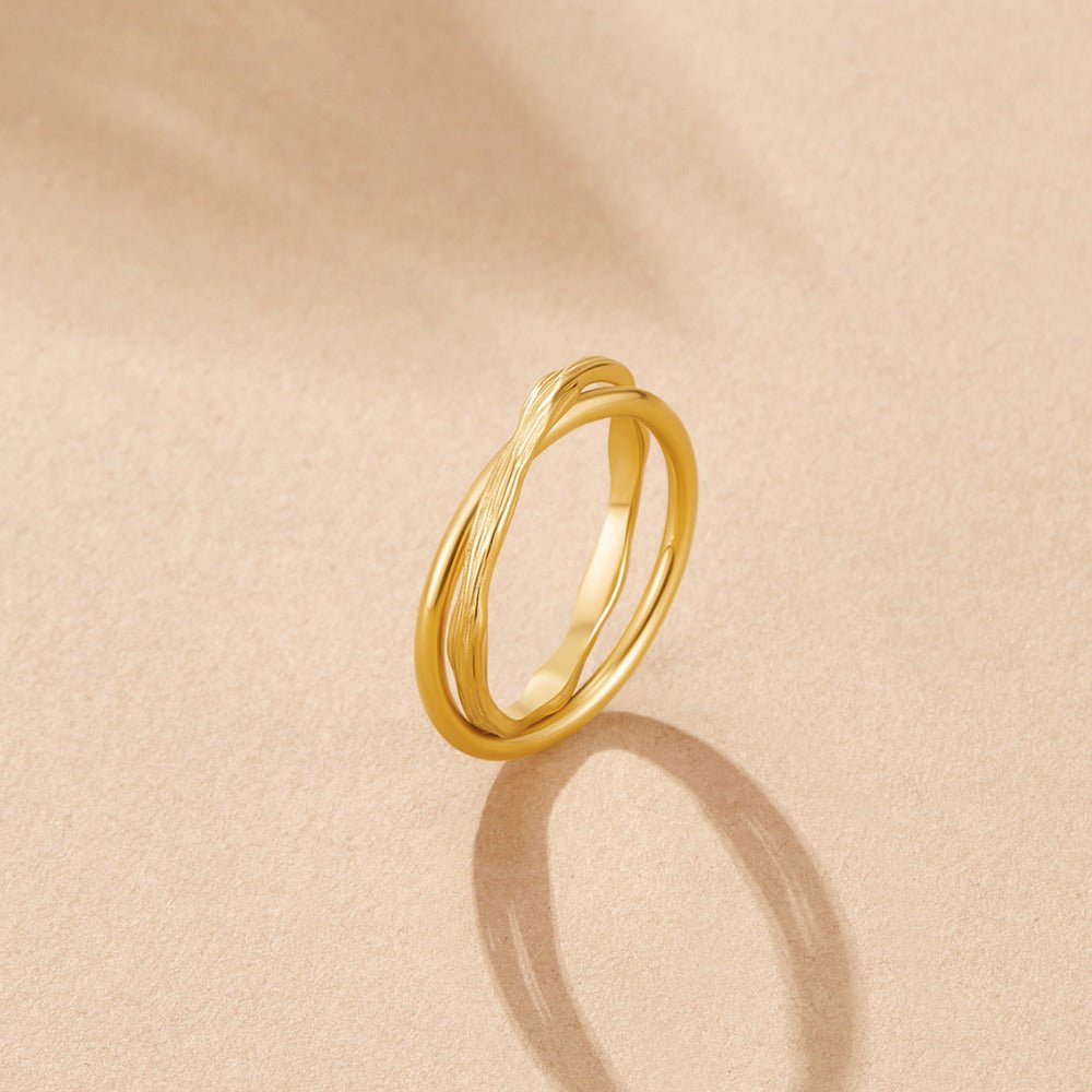 Anillo de oro entrelazado para siempre