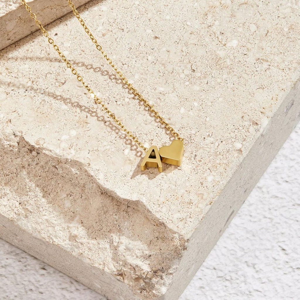 Collar de oro con inicial y corazón personalizado