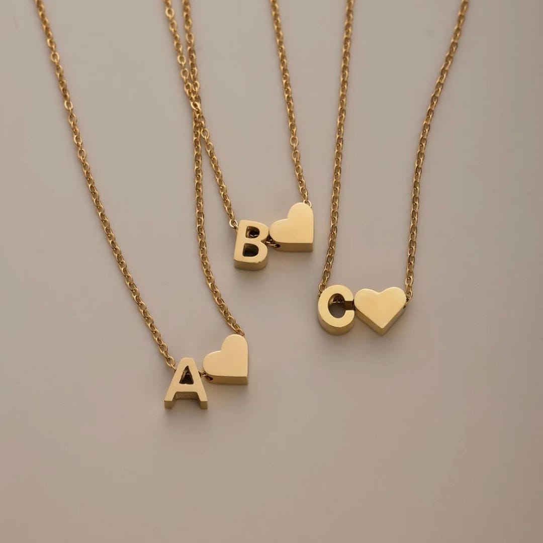 Collar de oro con inicial y corazón personalizado