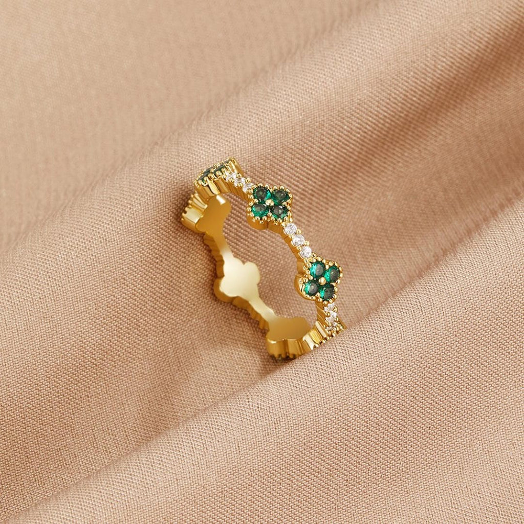 Anillo de cristal con trébol de cuatro hojas