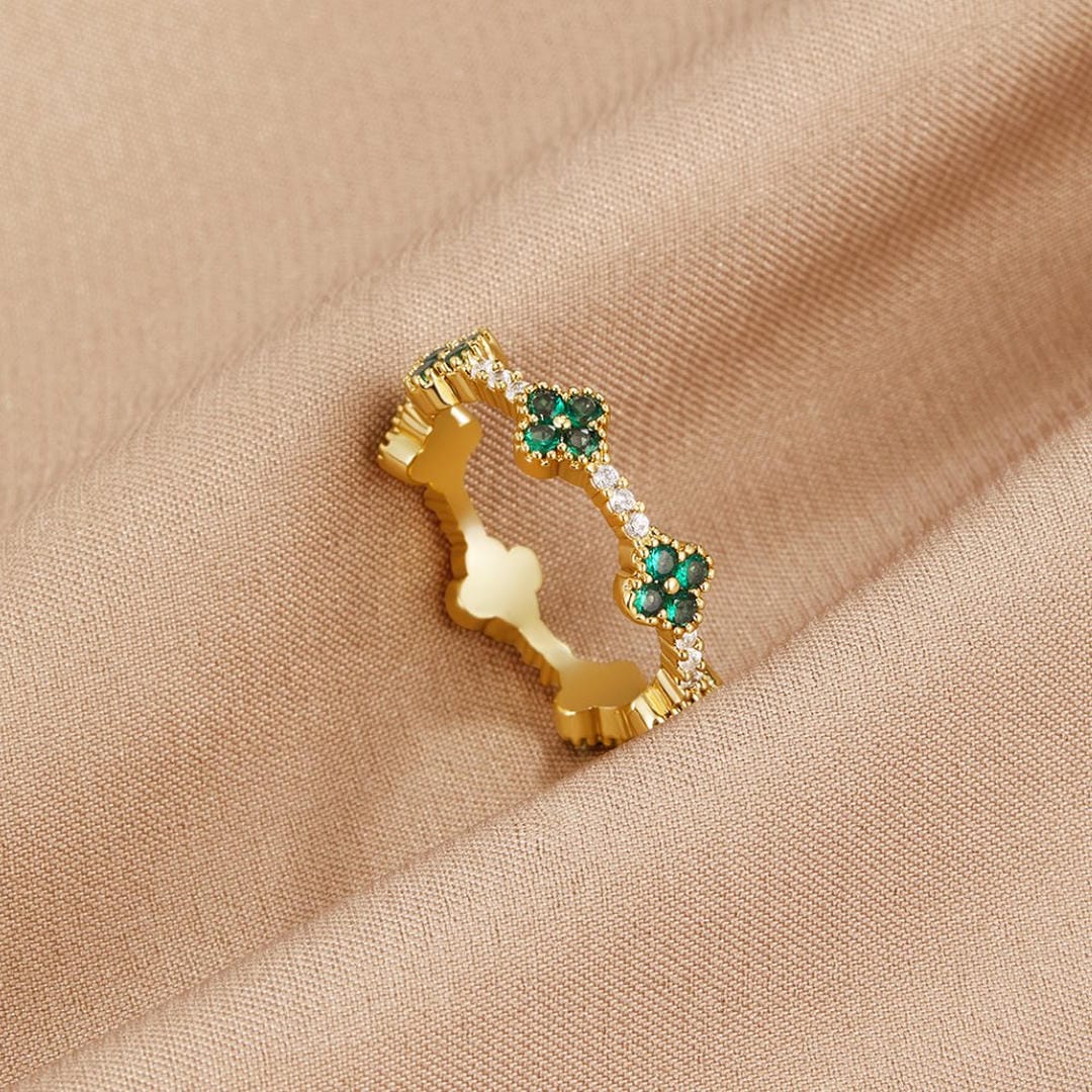 Anillo de cristal con trébol de cuatro hojas