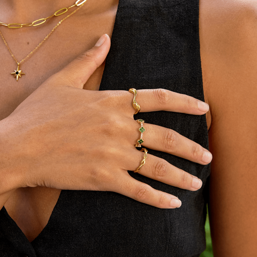 Anillo de cristal con trébol de cuatro hojas