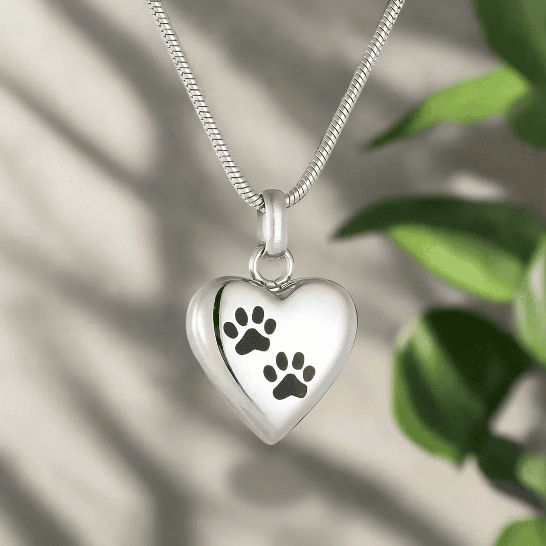 Collar de urna conmemorativa para mascotas, colgante en forma de corazón con grabado de huella de pata